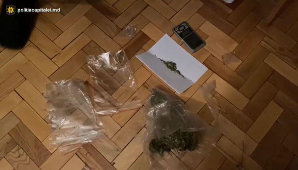 Un tânăr de 23 de ani, din Chișinău, reținut în flagrant în timp ce plasa droguri în ascunzișuri pentru ulterioara realizare
